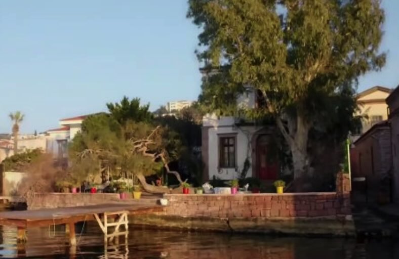 Üç Kız Kardeş Ev