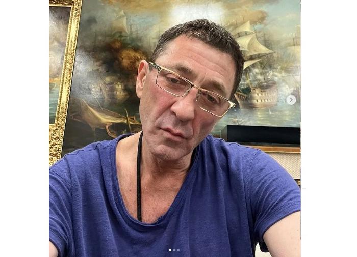 Песня я твой пластический хирург. Арсен григориан пластический хирург. У пластического хирурга ню. Пластический хирург мем. Поющие трусы.