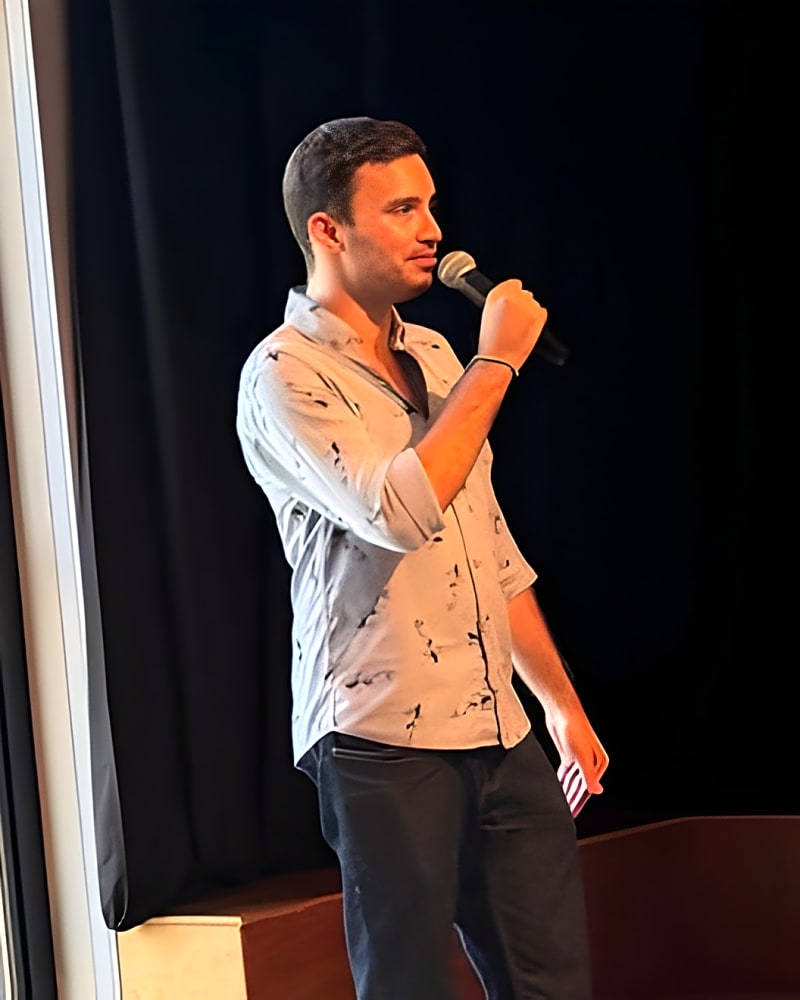 Jérémy au micro pendant le cocktail de rentrée de la communauté, à La Fábrica de Hielo