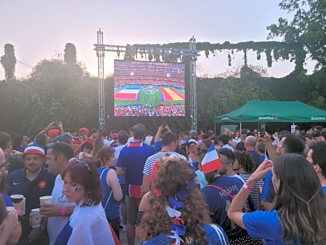 La communauté devant la demi-finale France-Espagne sur écran géant à Alboraya