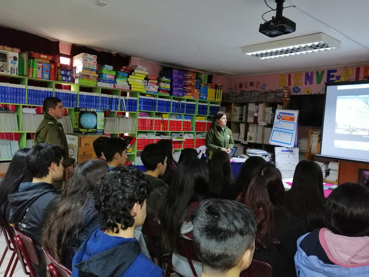 Charla de Escuela de Carabineros sobre los procesos de admisión.
