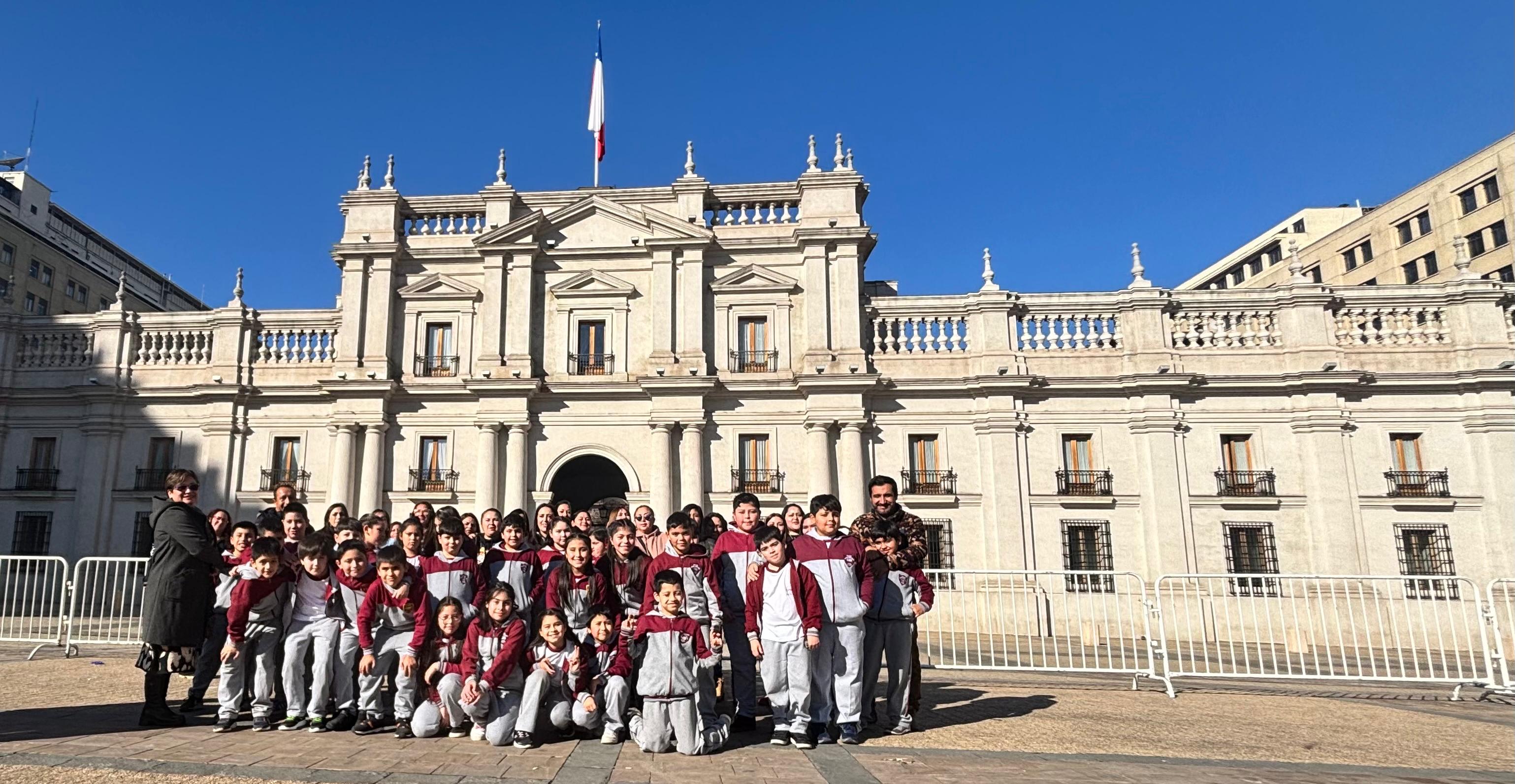 Estudiantes de 4 año Boulanger de nuestro Colegio, participaron en una salida pedagógica al Palacio de la Moneda y Al Museo Interactivo Mirador 