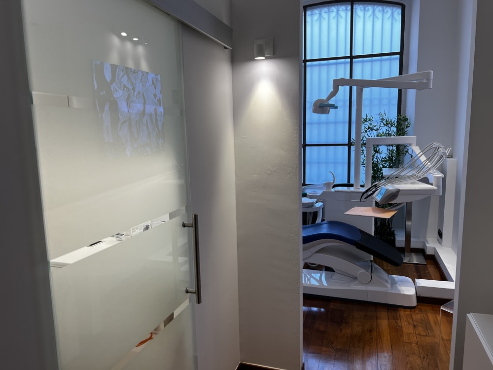 Treatment room with a dental chair at Studio Dentistico Buniato