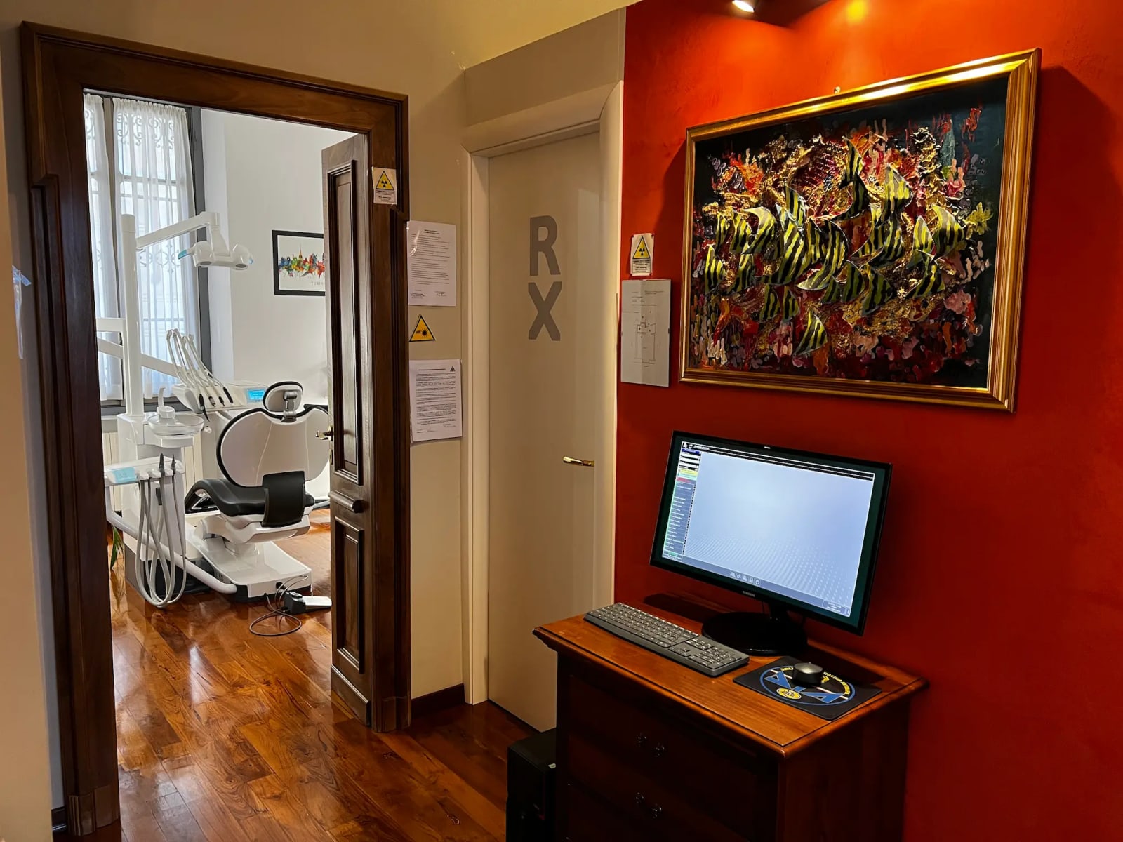 Sala d'attesa confortevole studio dentistico Corso Francia Torino