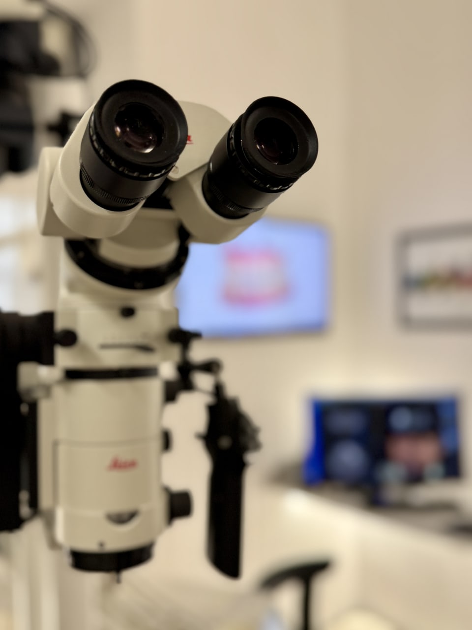 Cure dentali con microscopio operatorio Leica a Torino per massima precisione