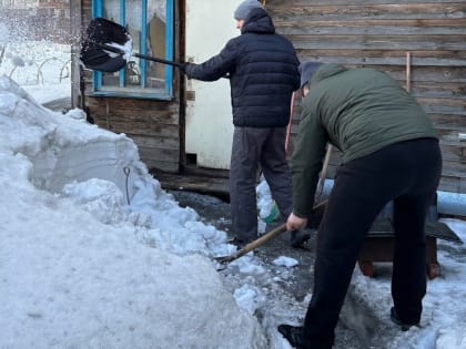 В Кемерове молодогвардейцы очистили от снега дом семьи участника СВО