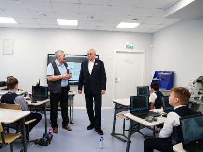 В ходе рабочей поездки в город Топки Сергей Цивилев осмотрел школу № 8, капитально отремонтированную по региональной программе «Моя новая школа»