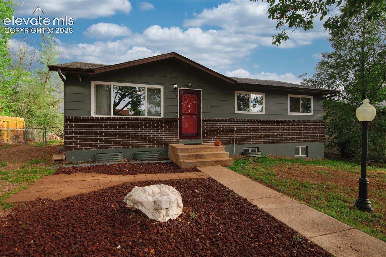 4737 Splendid Circle
