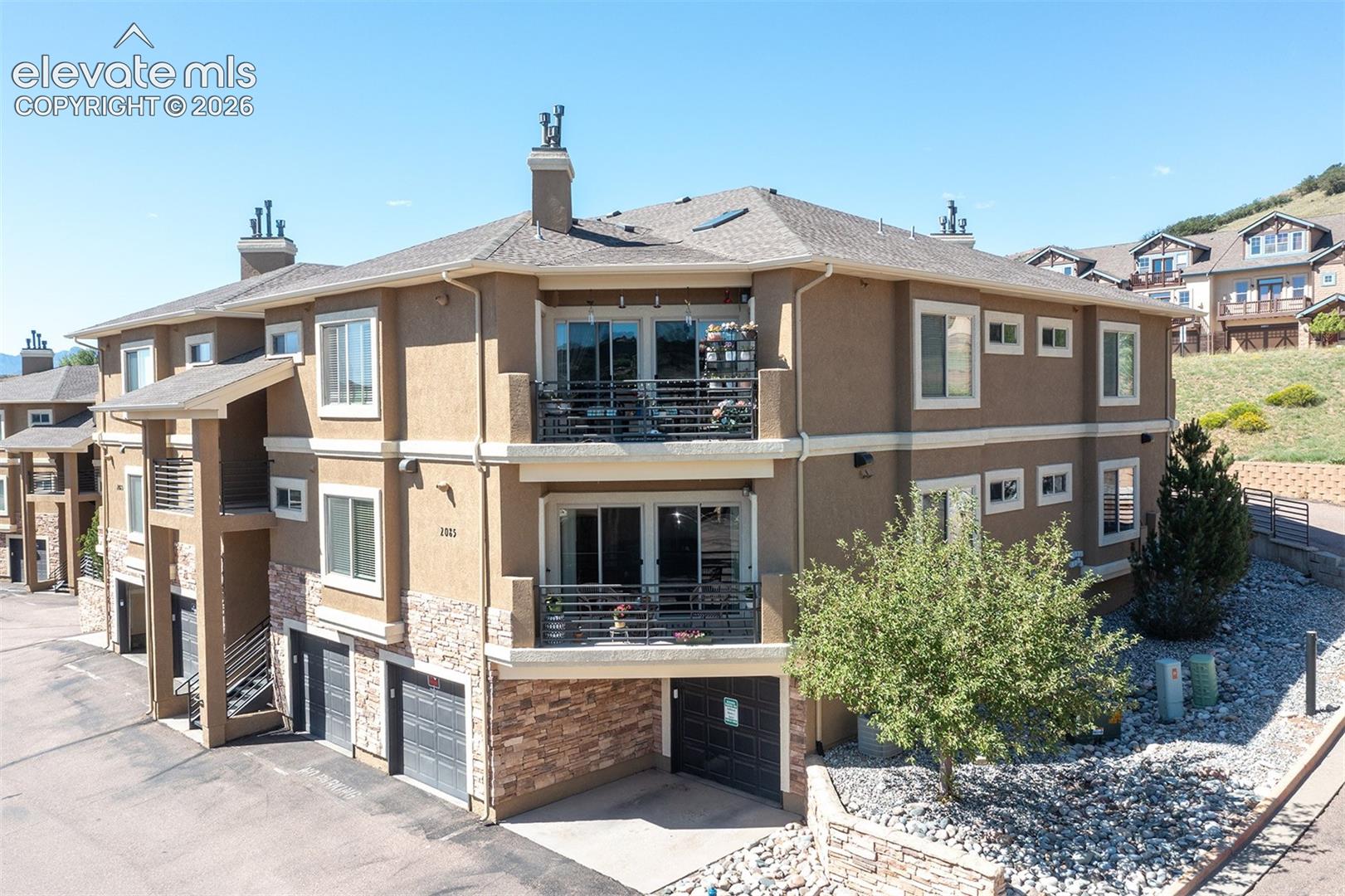 2085 Montura View
