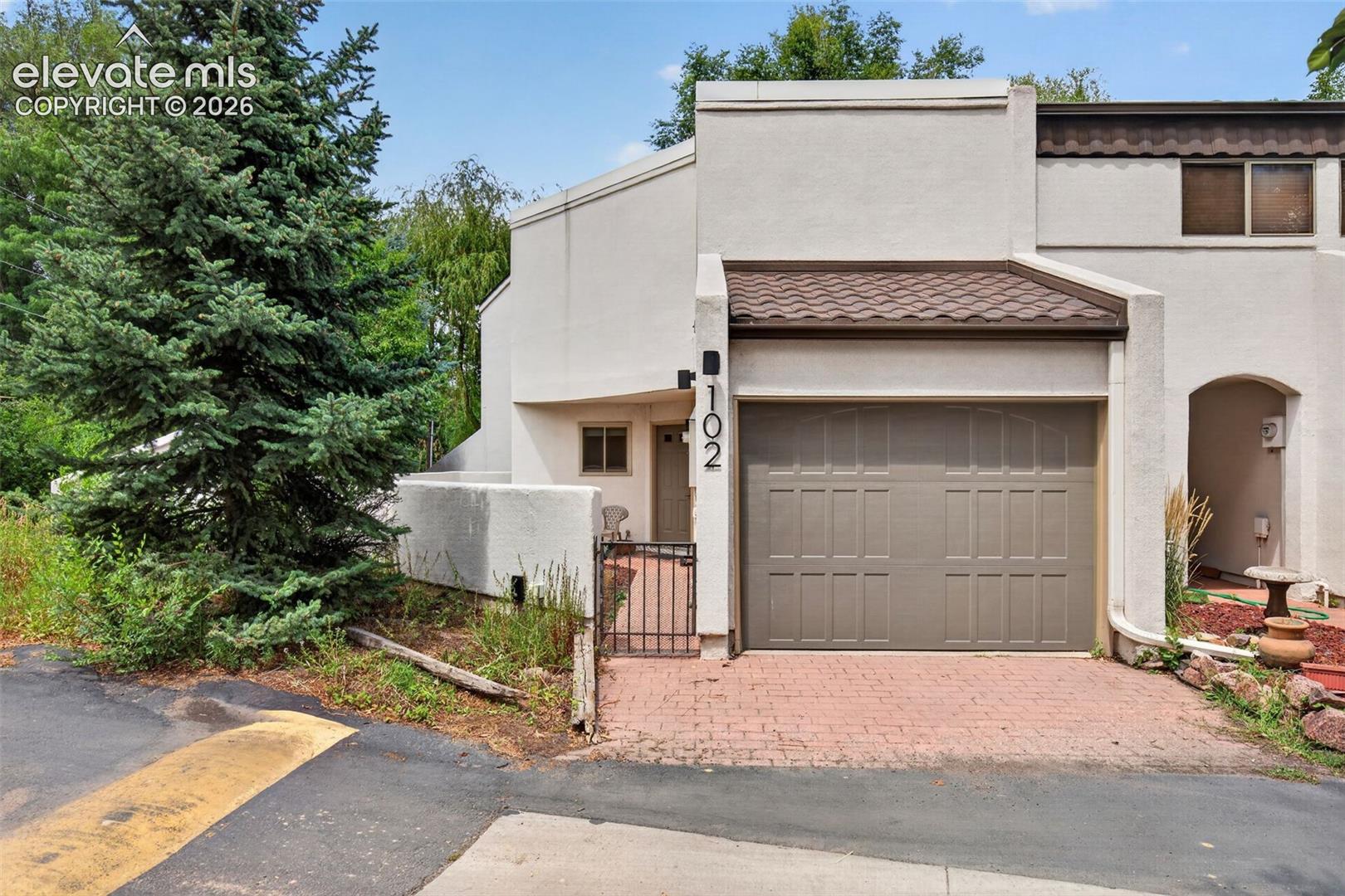 102 Creekside Lane