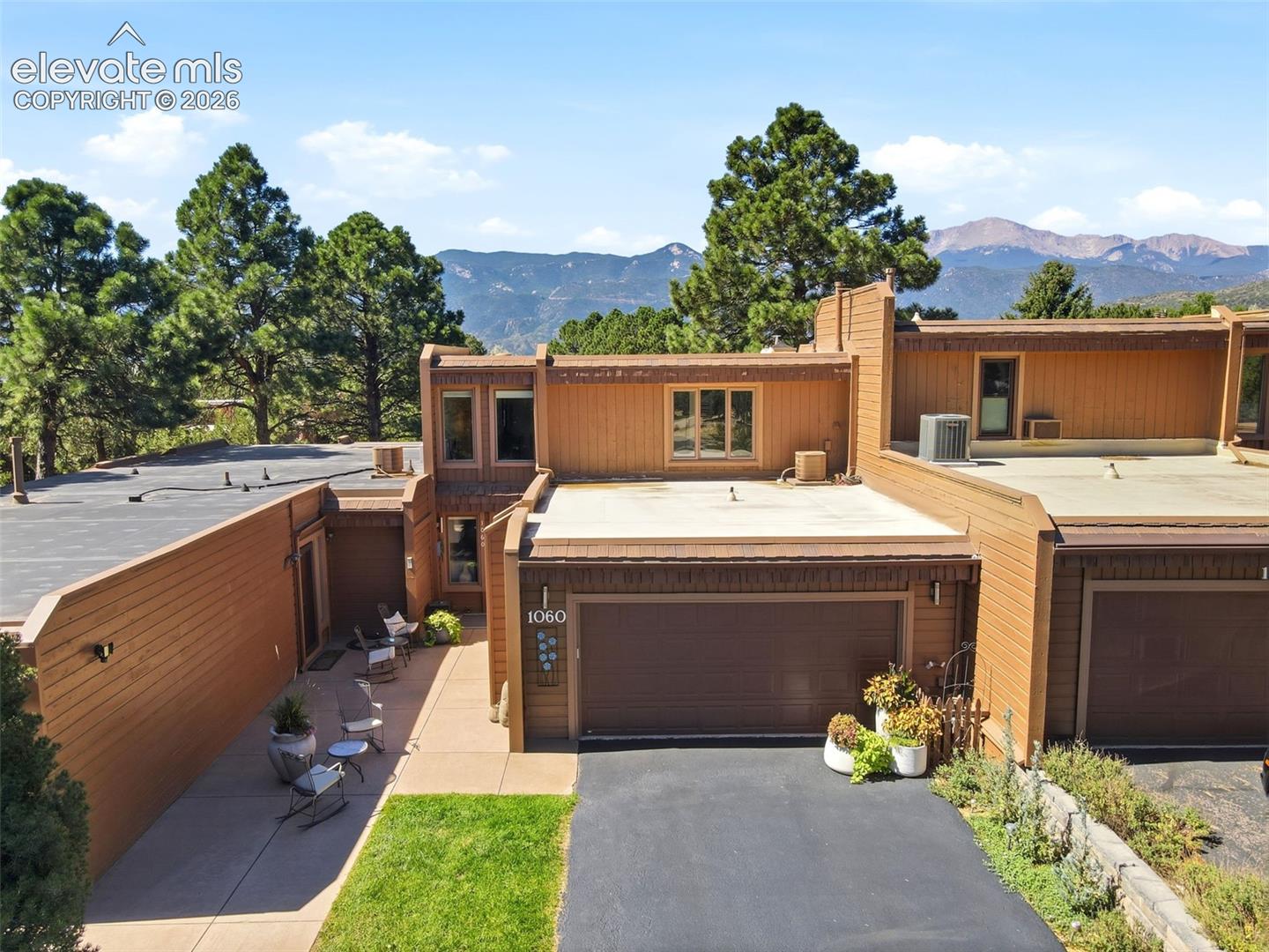 1060 Hill Circle