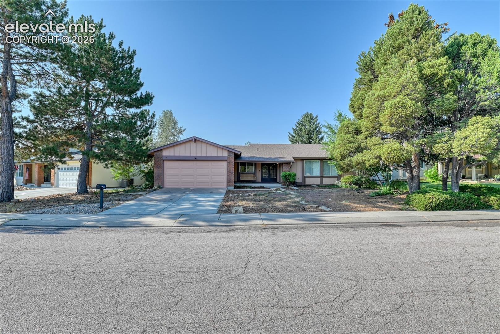 569 Red Cliff Road