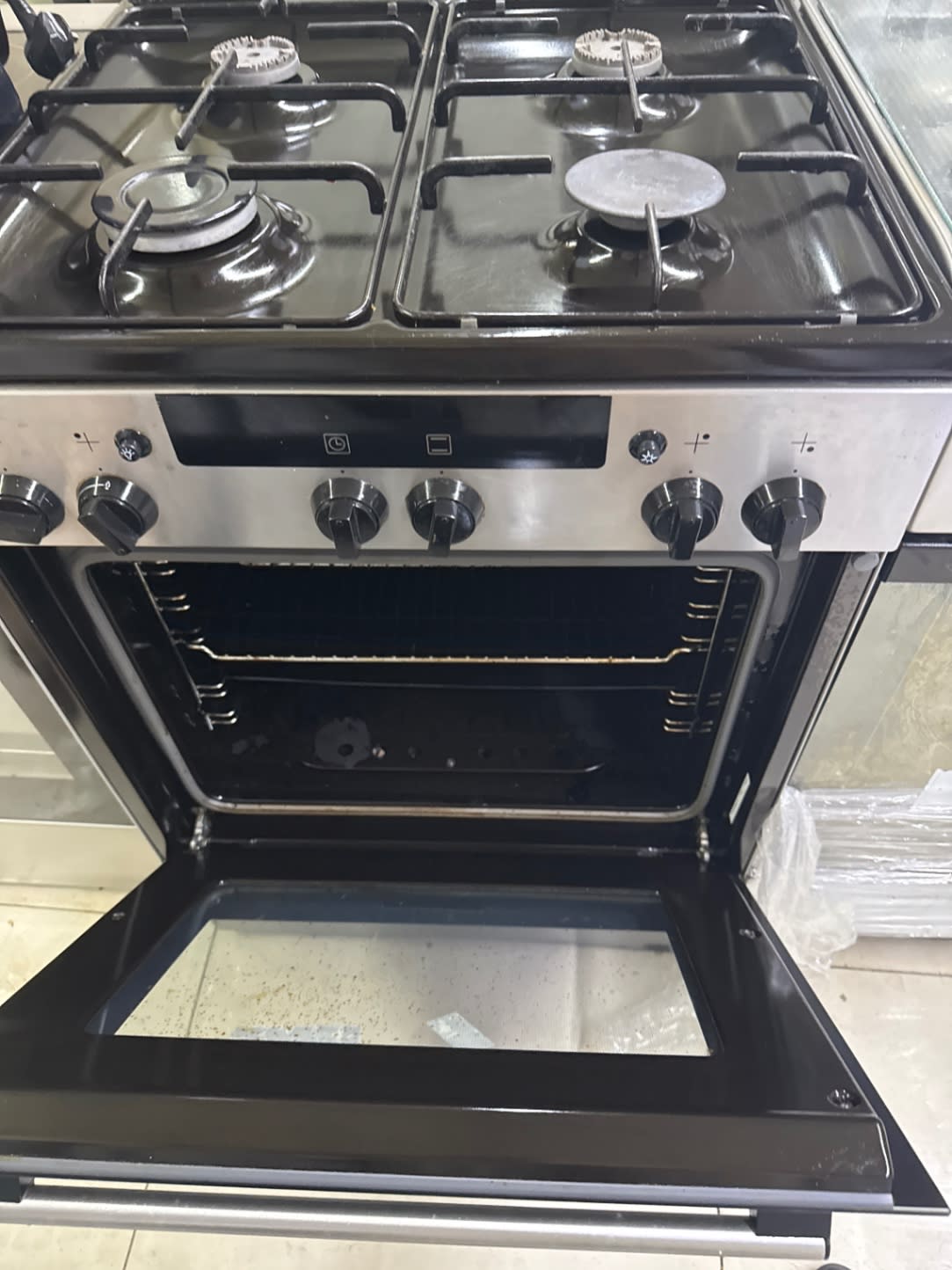 4-Burner Gas Cooker with Oven 3