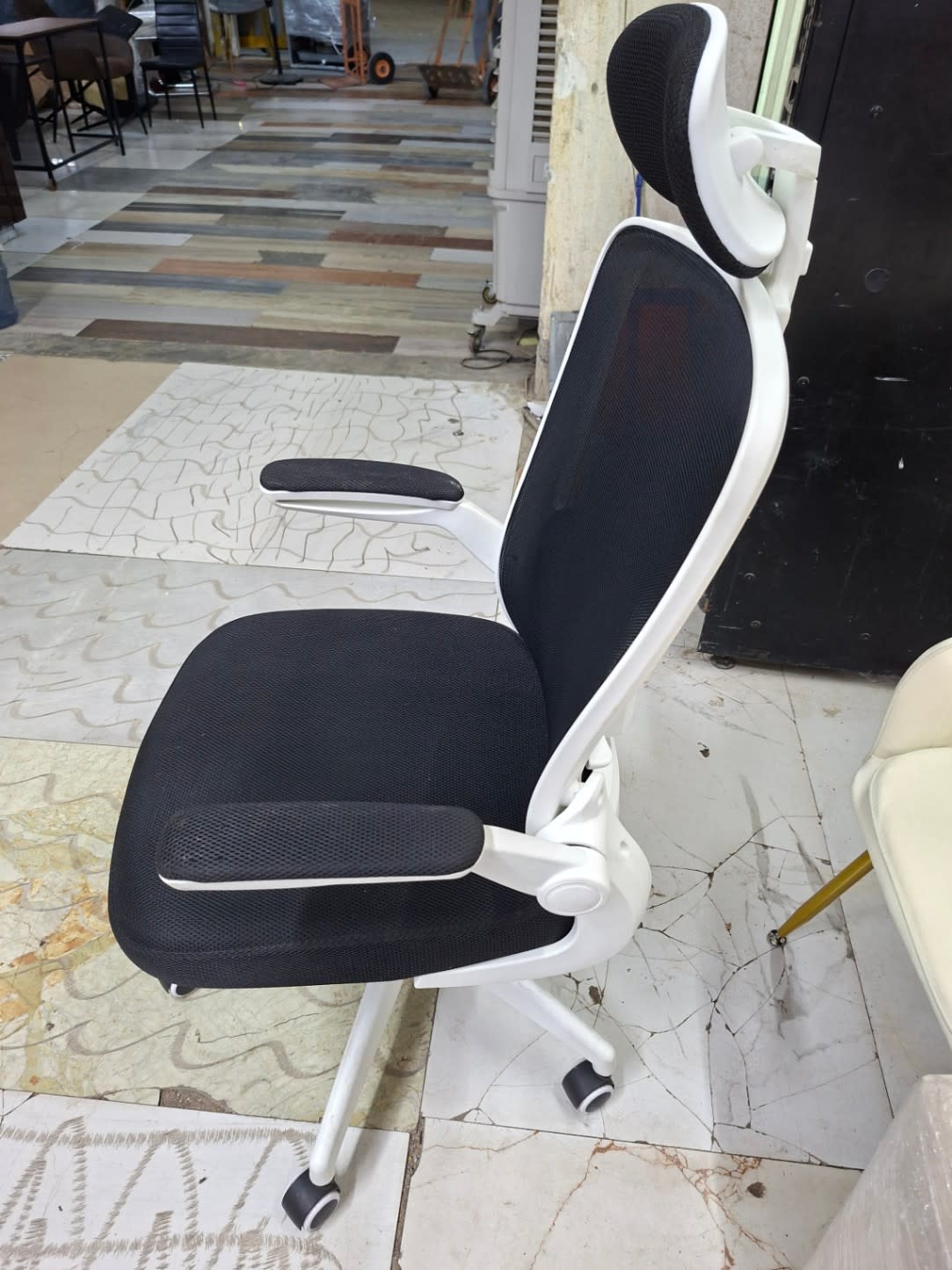 High-Back Mesh Office Chair with Headrest 2