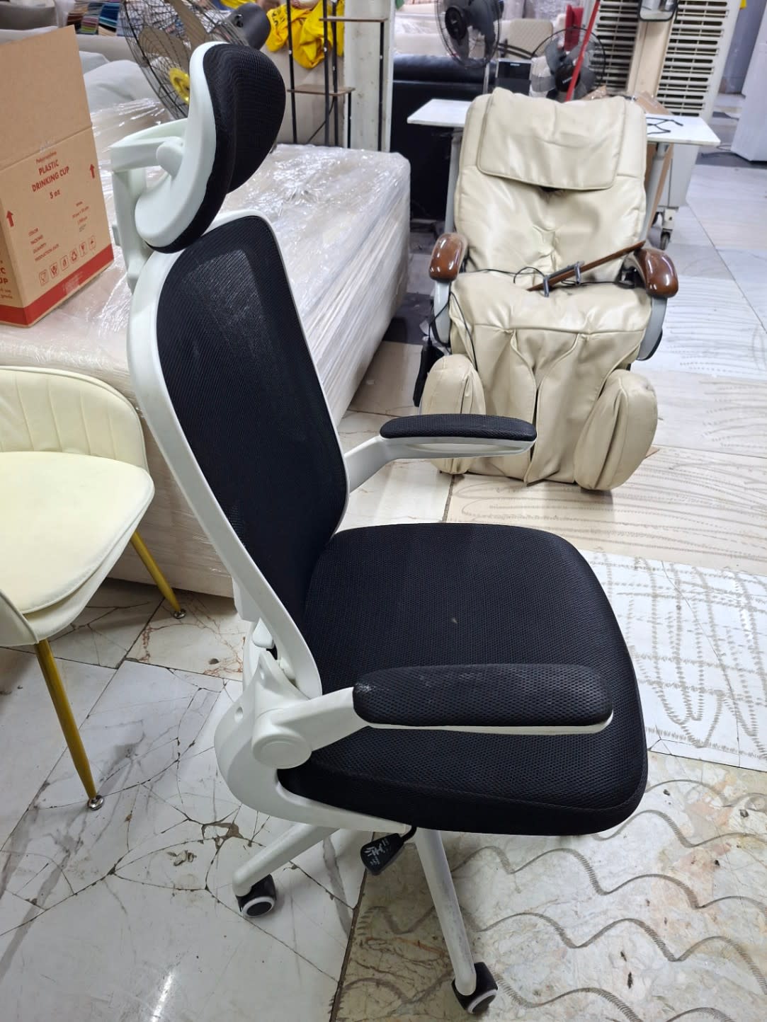 High-Back Mesh Office Chair with Headrest 3