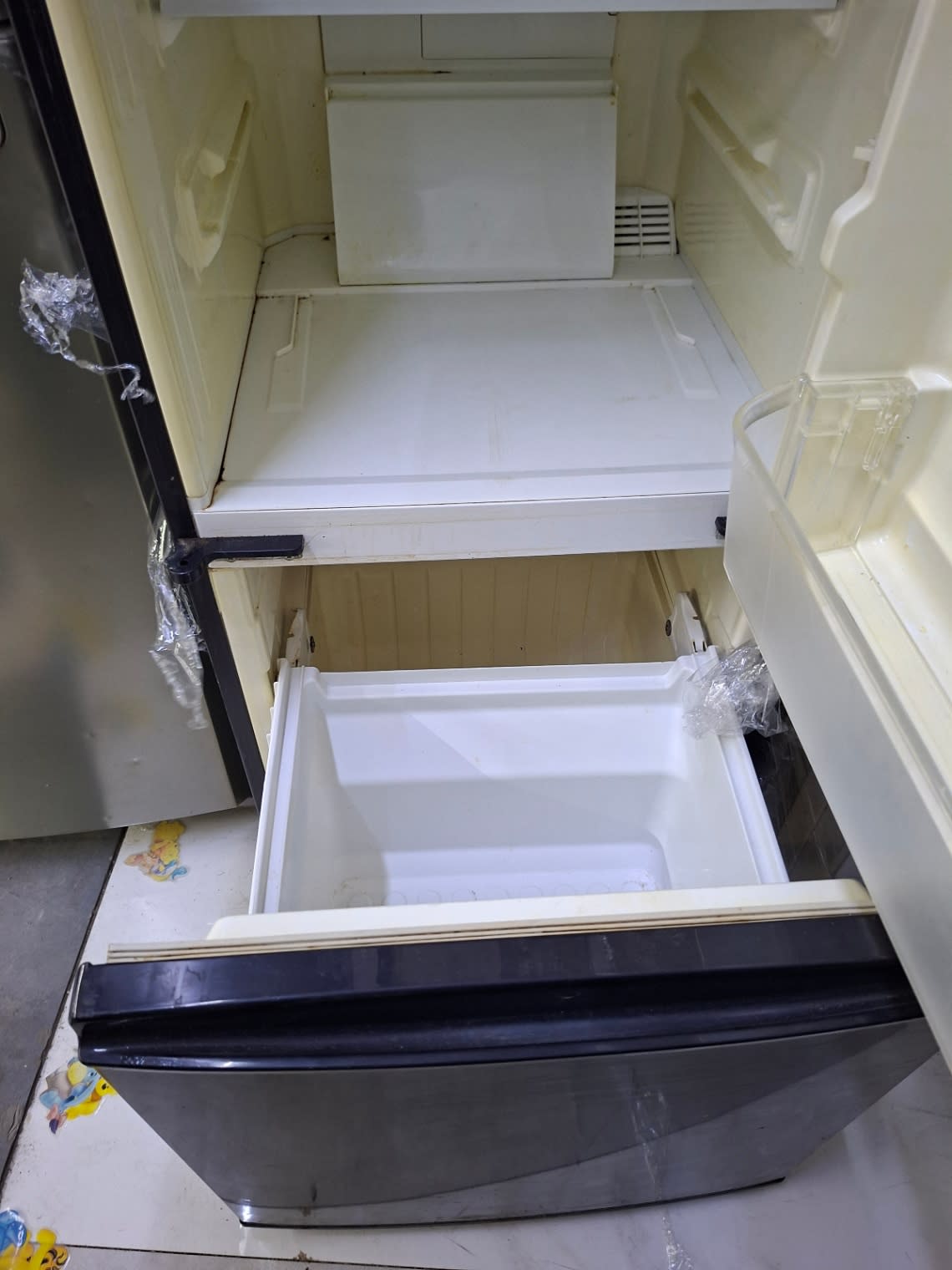 Bottom-Freezer Refrigerator 3