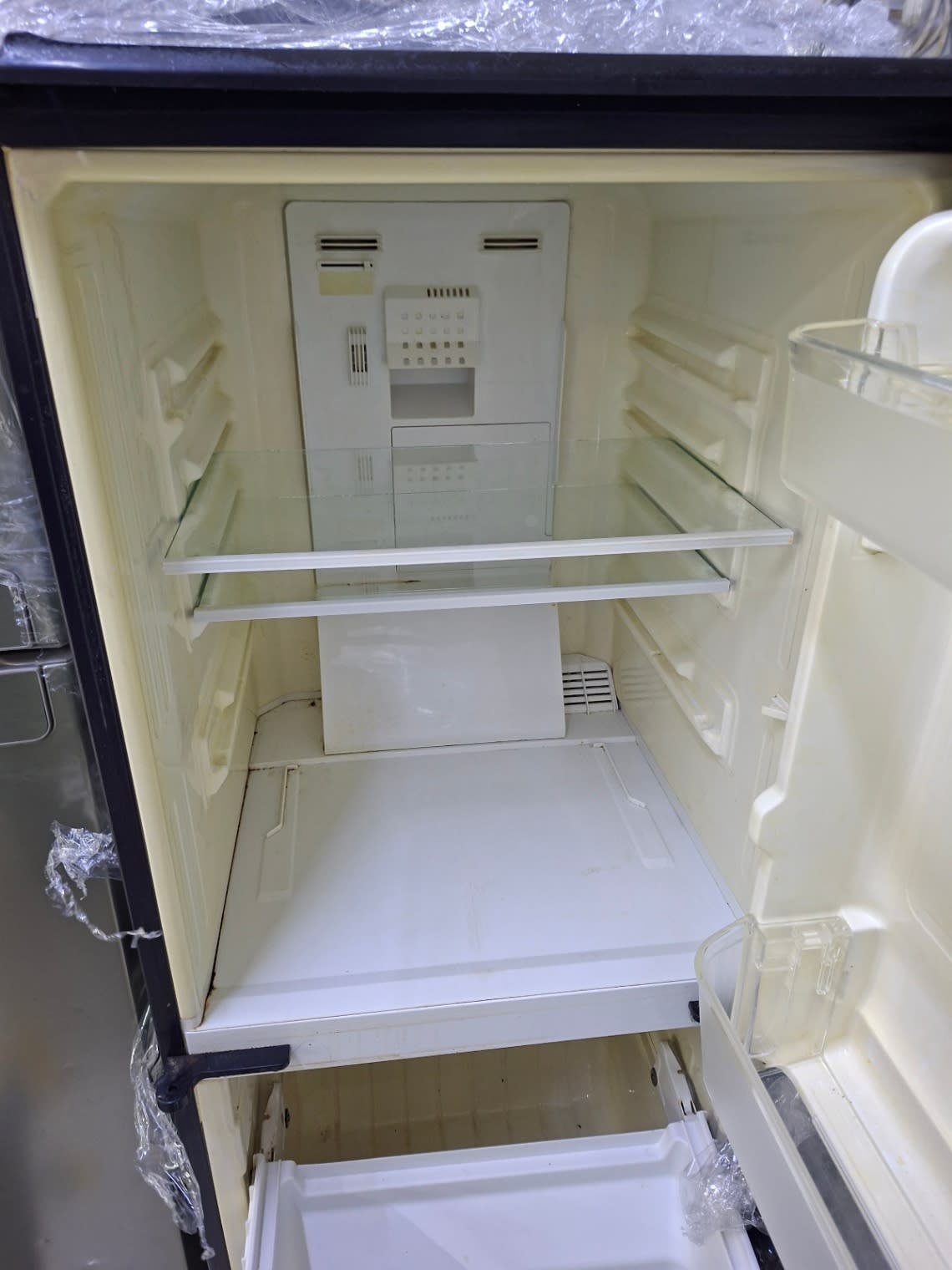 Bottom-Freezer Refrigerator 2