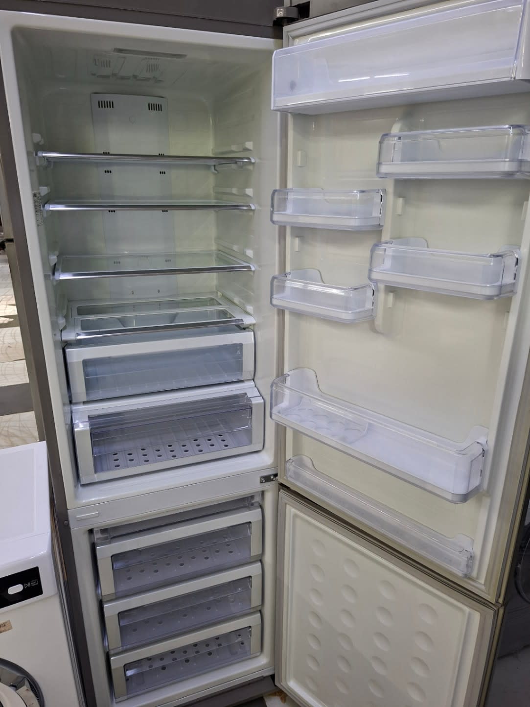 Bottom-Freezer Refrigerator 3