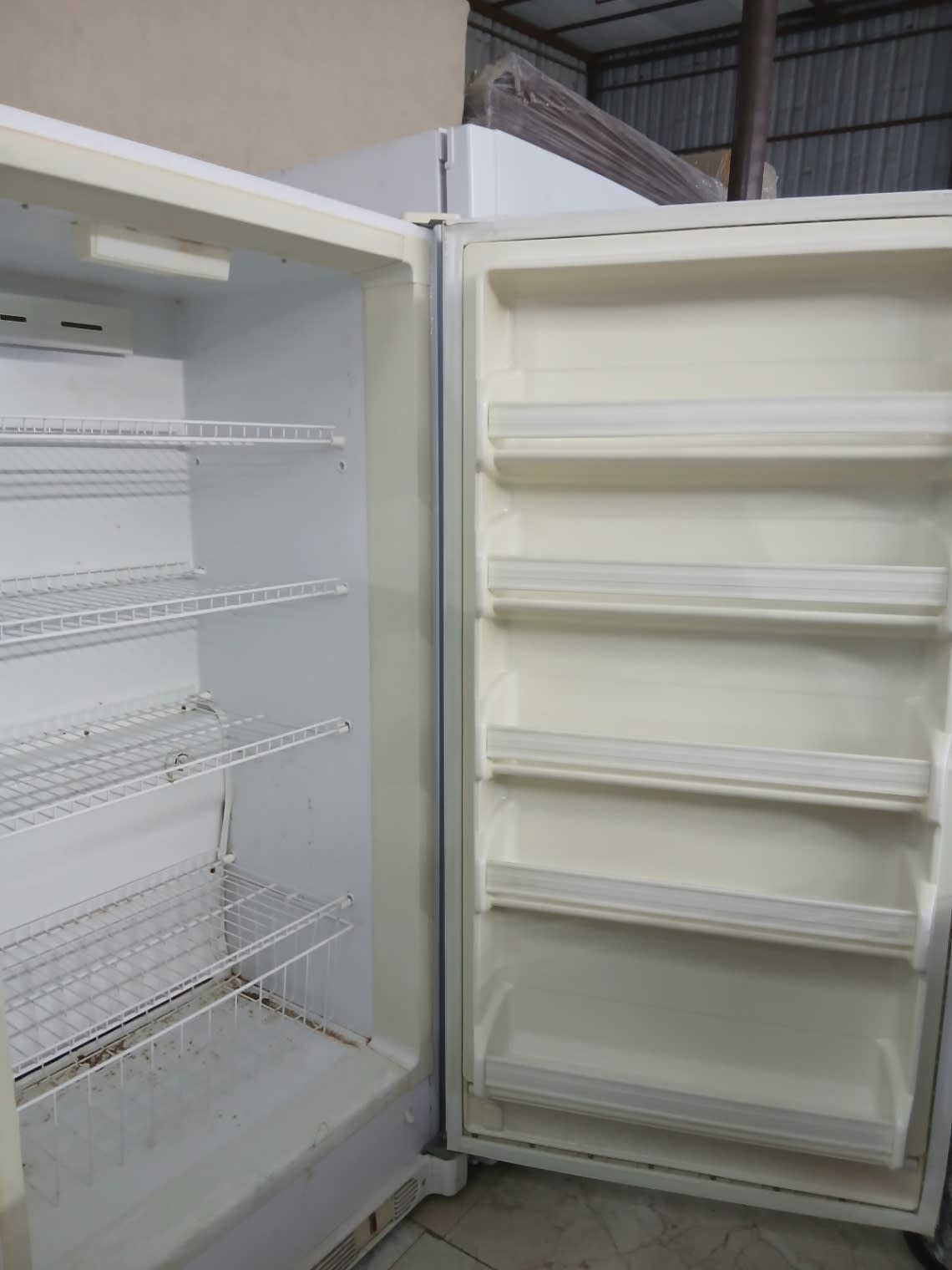 Single-Door Upright Refrigerator 3