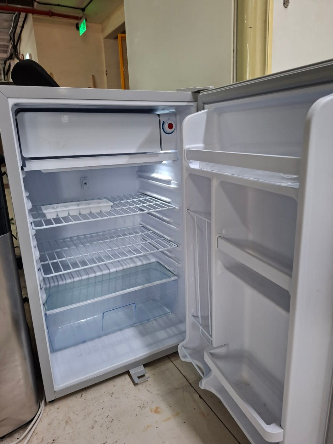 Single-Door Mini Refrigerator 3