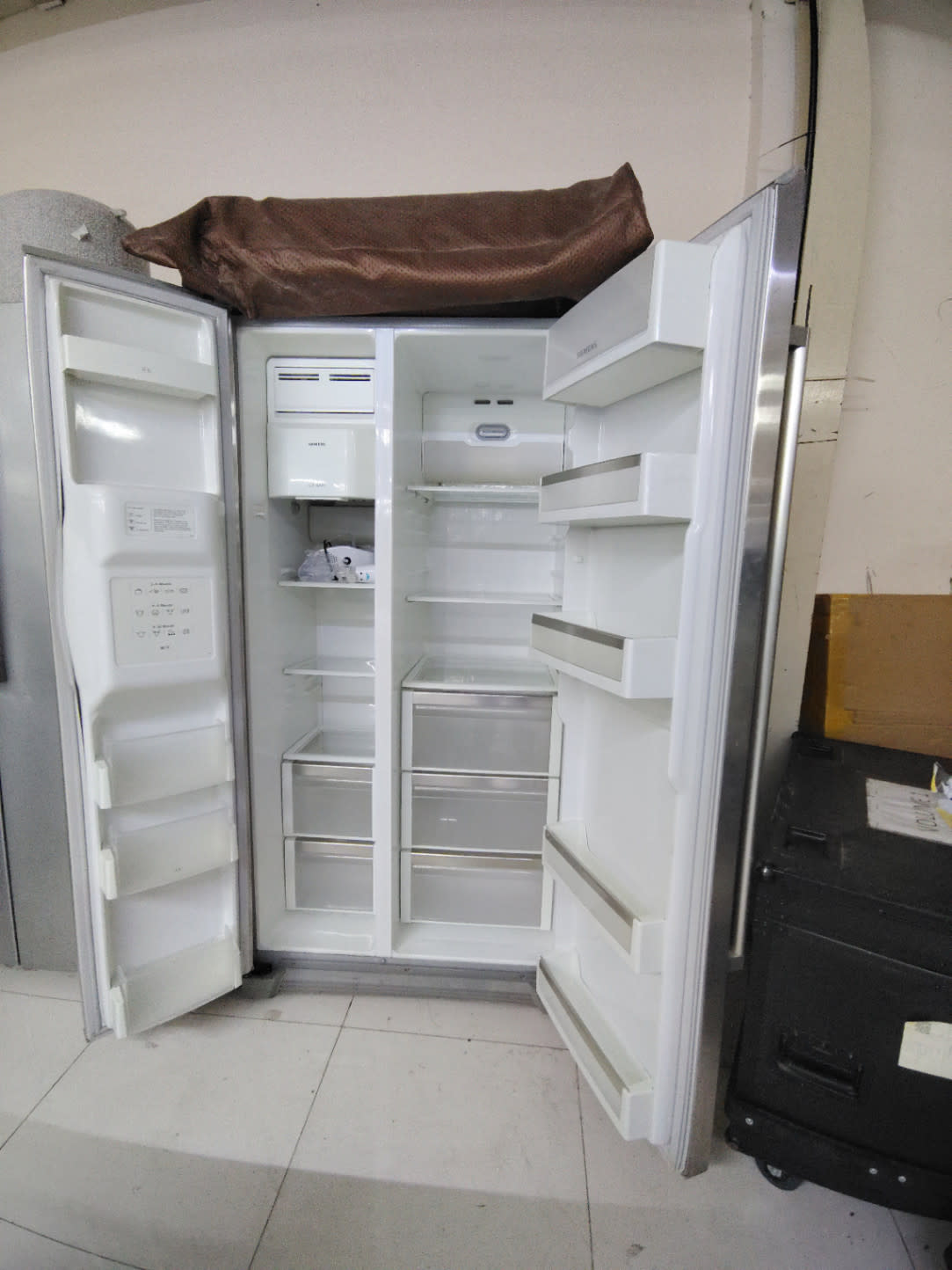 Side-by-Side Refrigerator with Ice and Water Dispenser 3