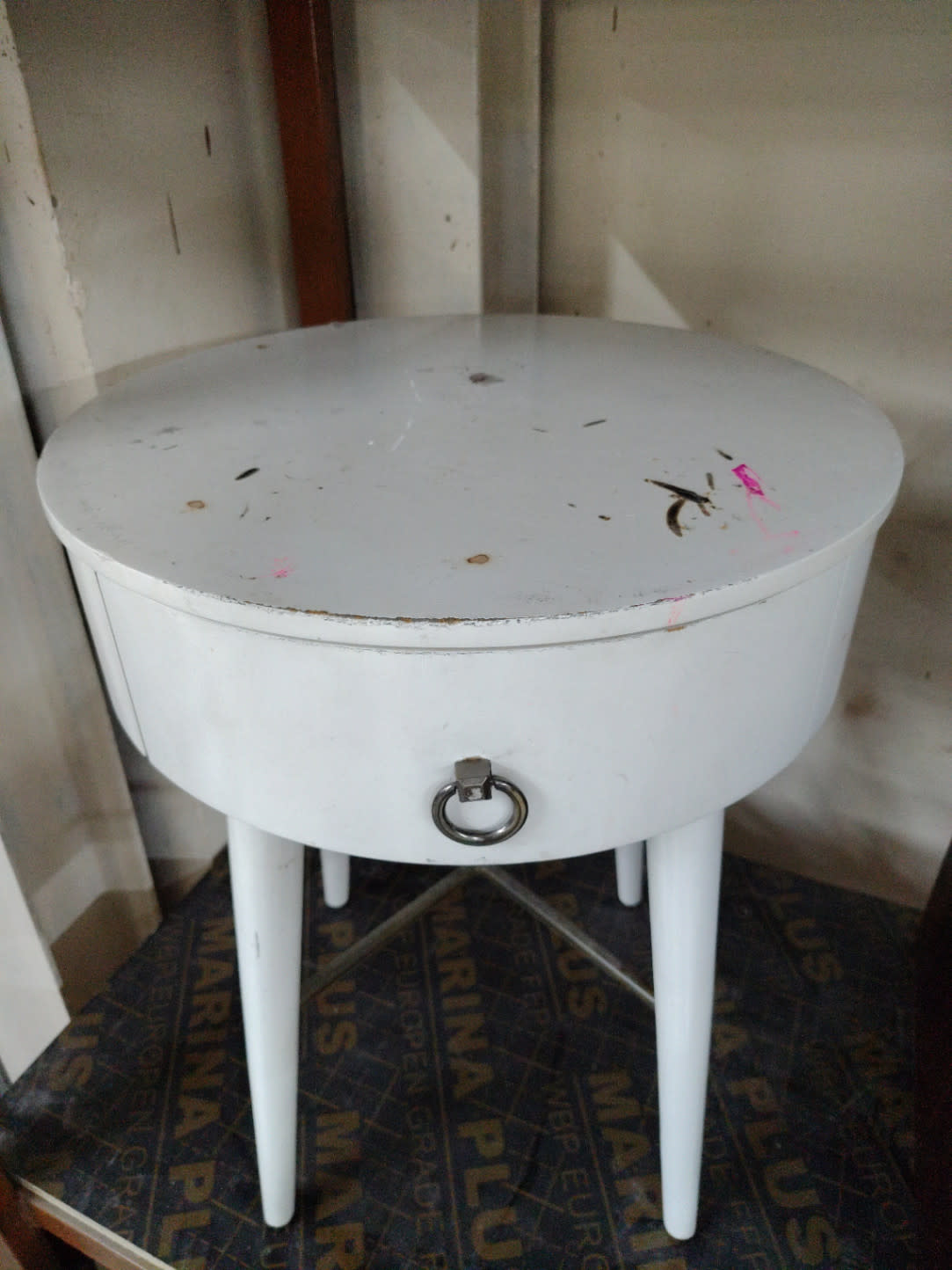 Round Nightstand with Drawer 2