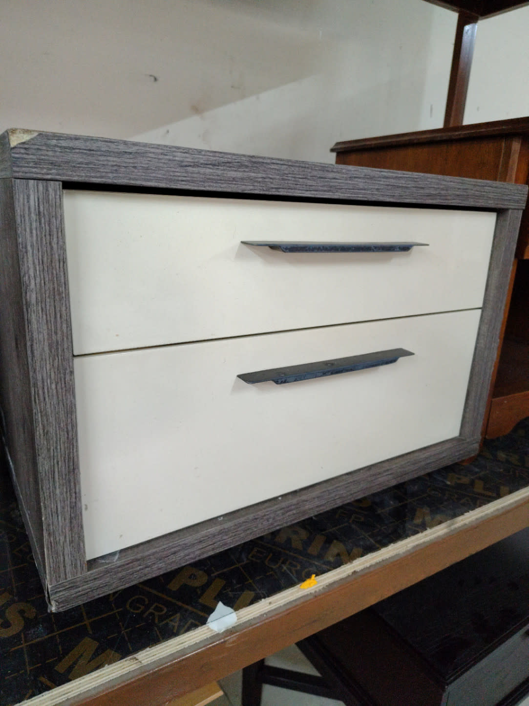 2-Drawer Nightstand 3