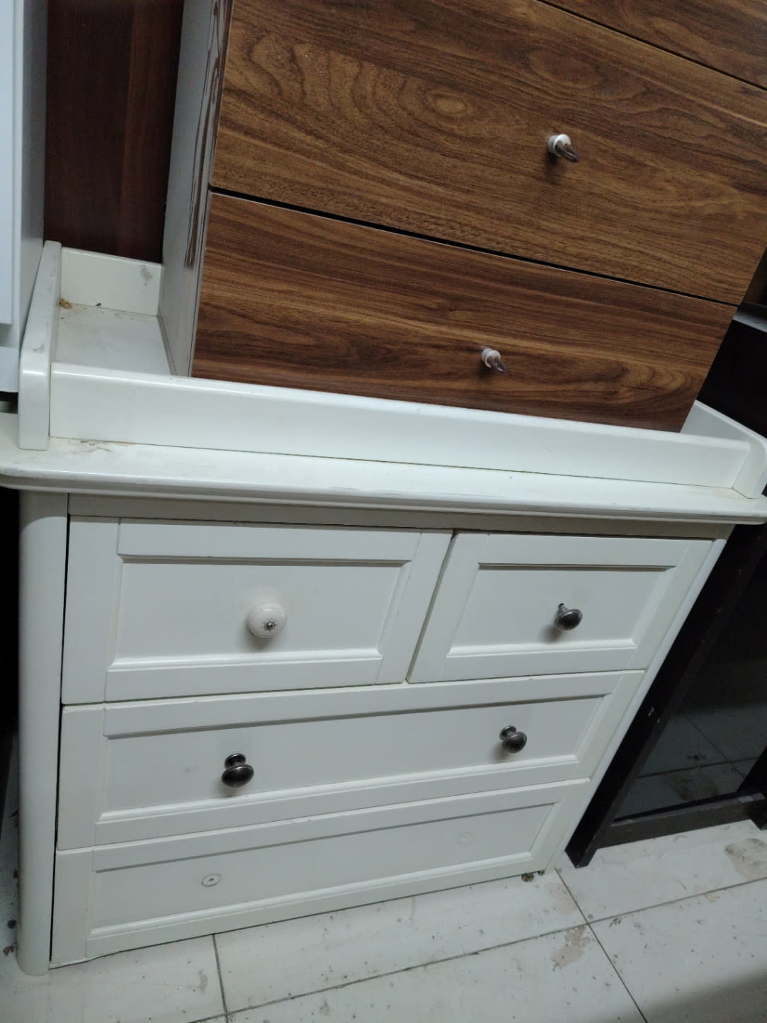 4-Drawer Chest of Drawers with Top Shelf