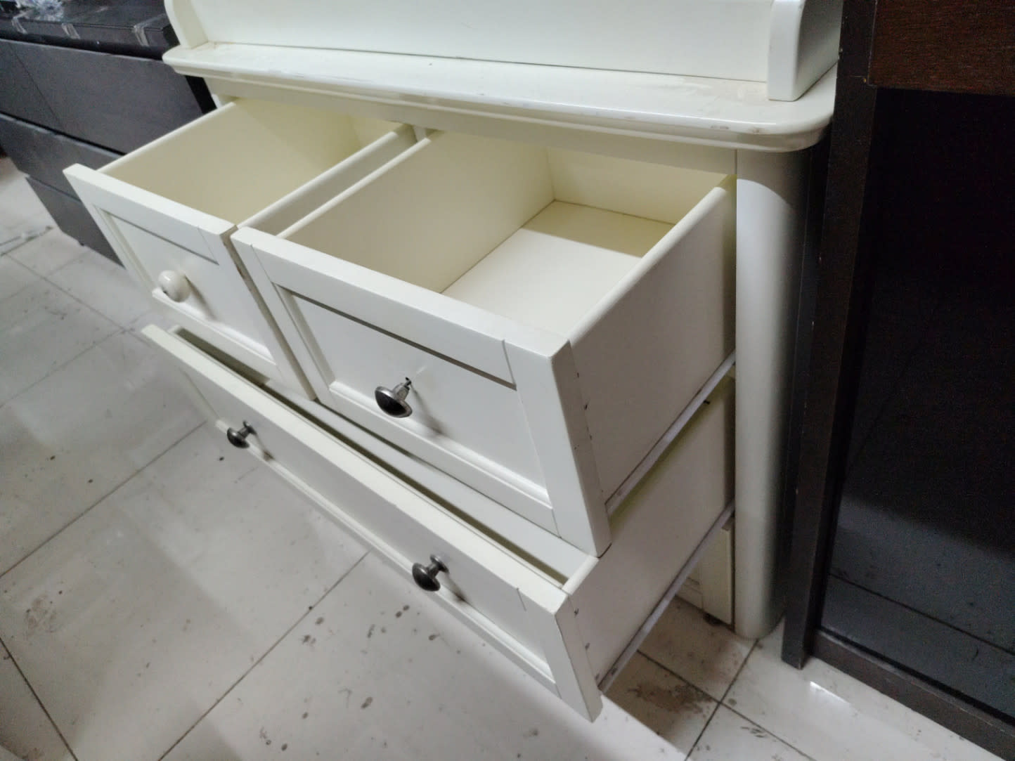 4-Drawer Chest of Drawers with Top Shelf 3