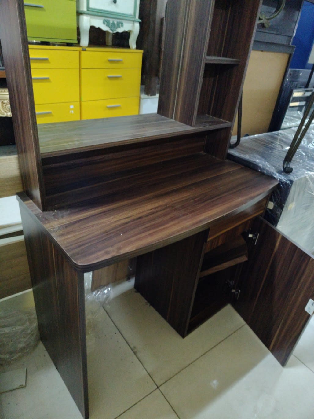 LATMASK Desk with Hutch and Storage 3