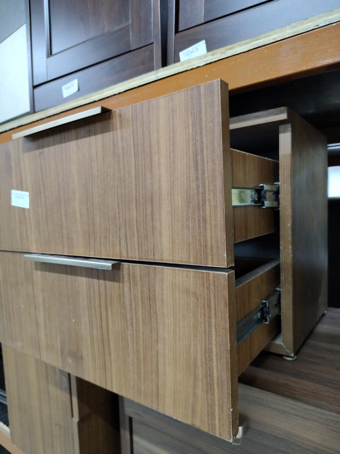 2-Drawer Bedside Table 3