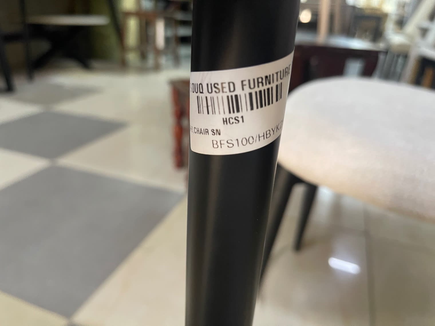 Bufaisal barcode label BFS100HBYK2 on matte black leg of new grey boucle dining chair
