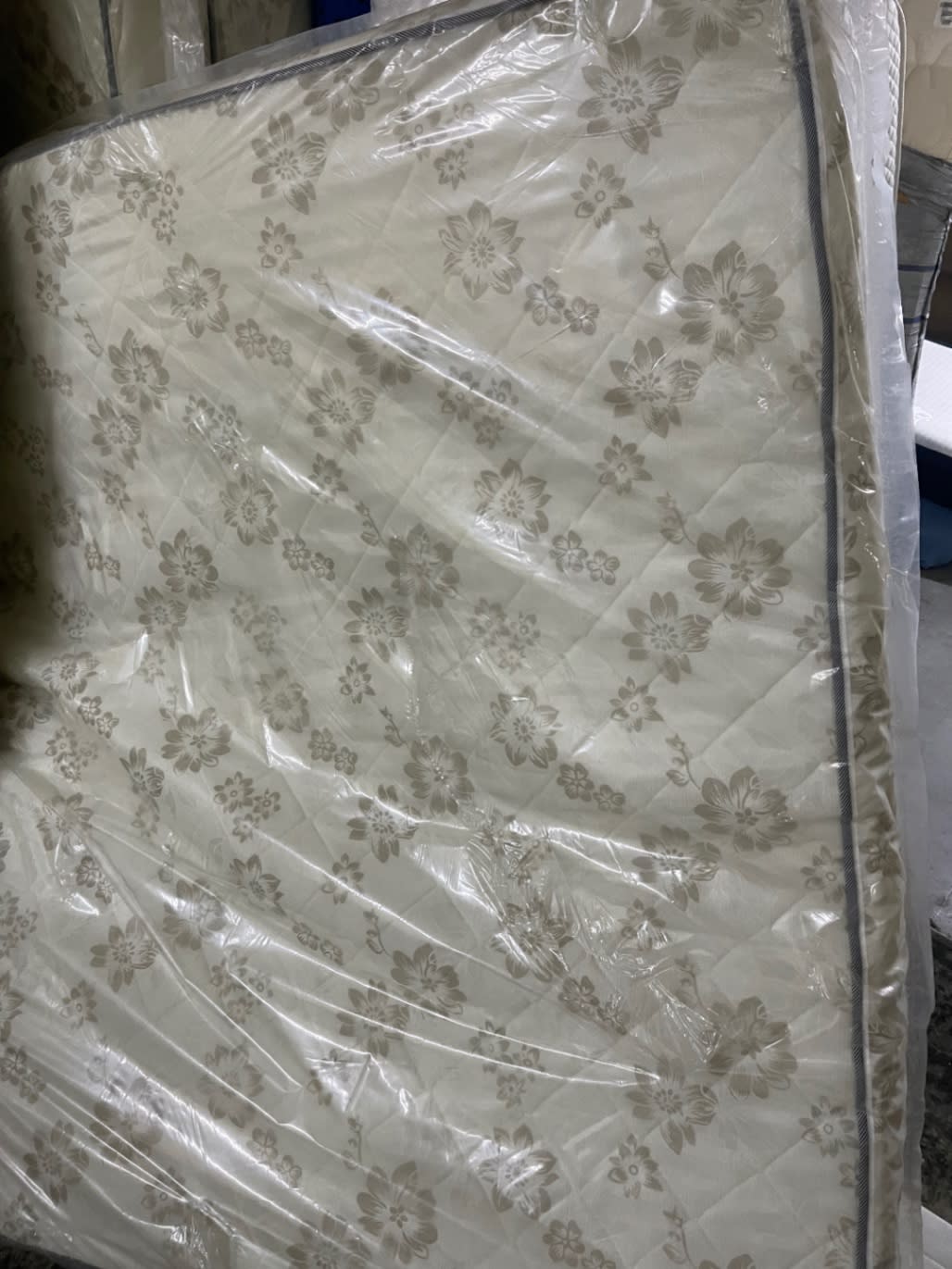 Bufaisal barcode label photo — label unreadable for this new queen mattress listing
