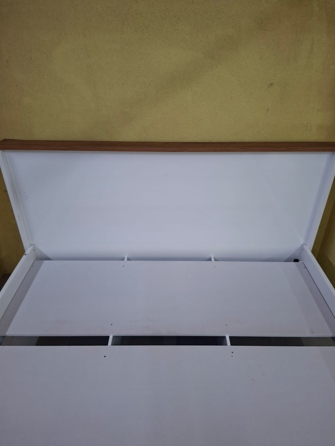 Bufaisal barcode label photo for used white queen bed frame — label unreadable