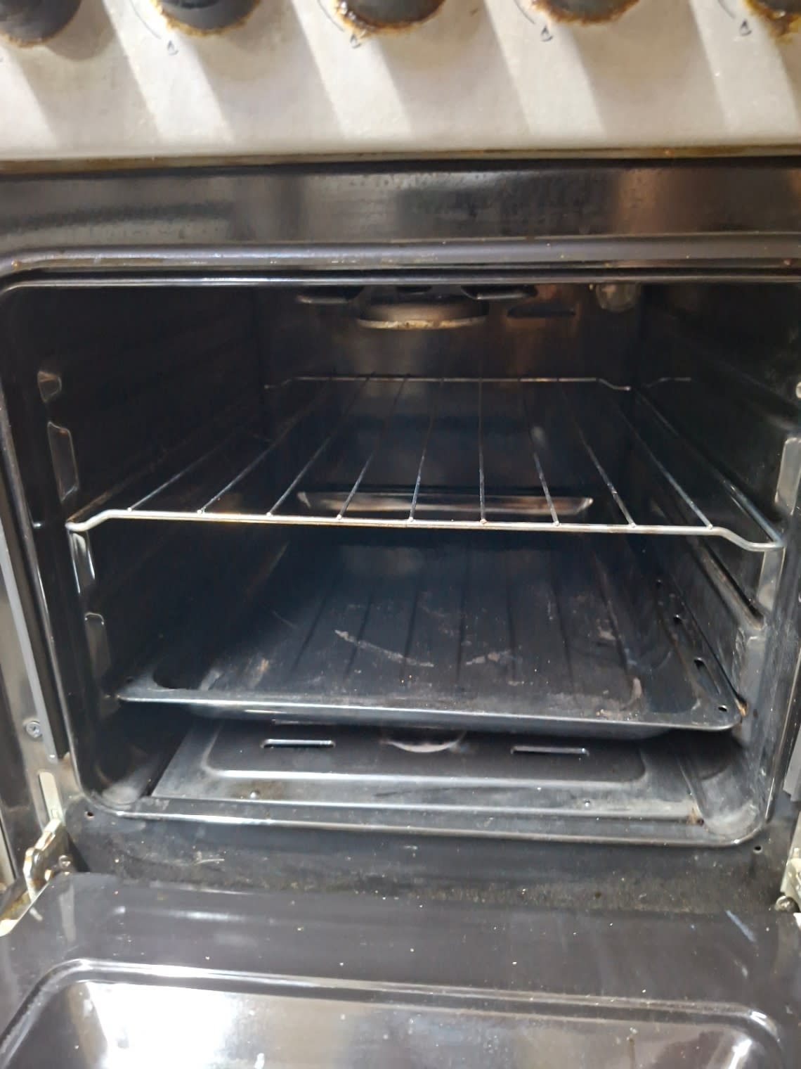 4-Burner Gas Cooker with Oven 3