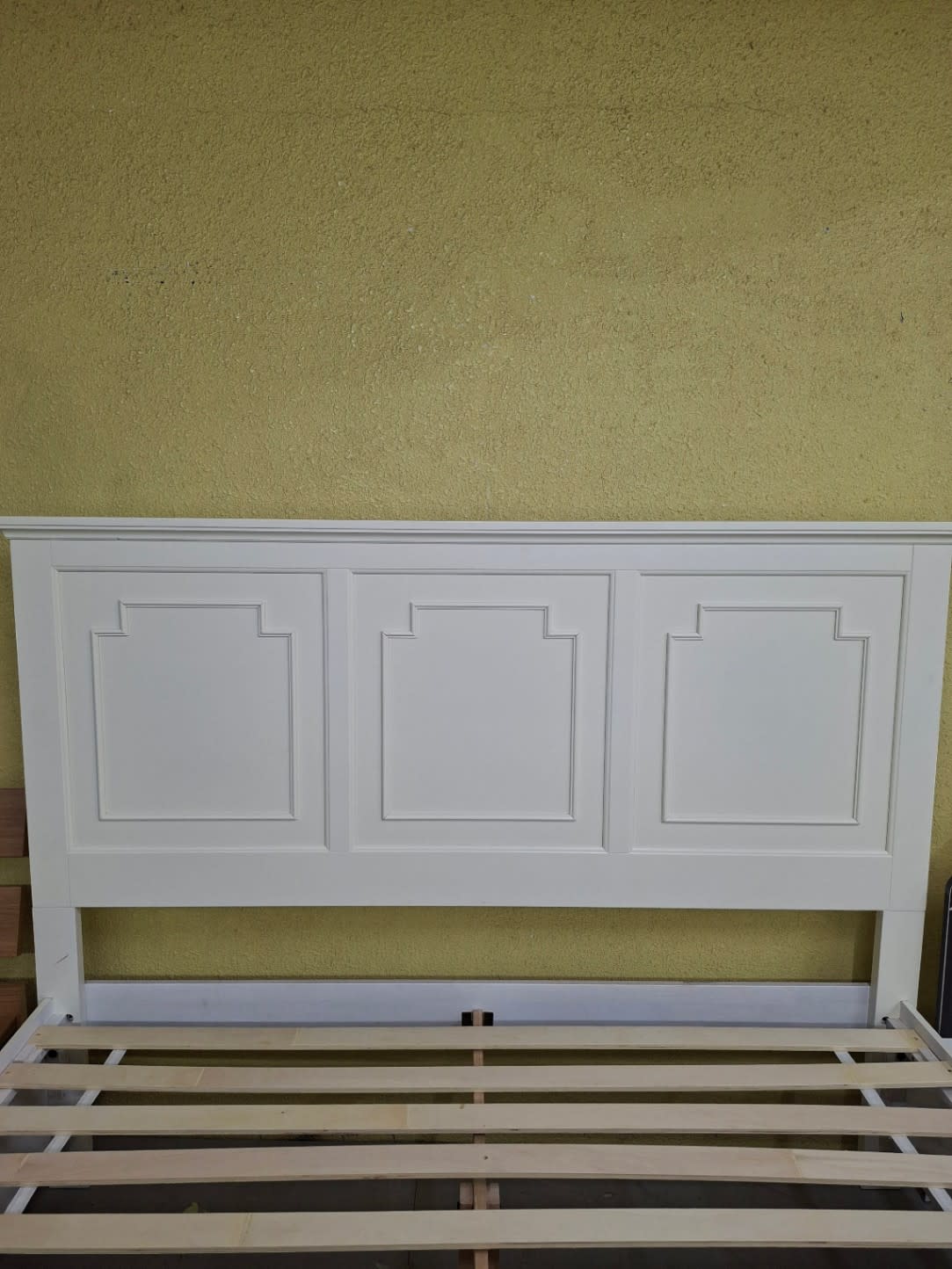 Bufaisal barcode label for used white king bed frame with storage drawers