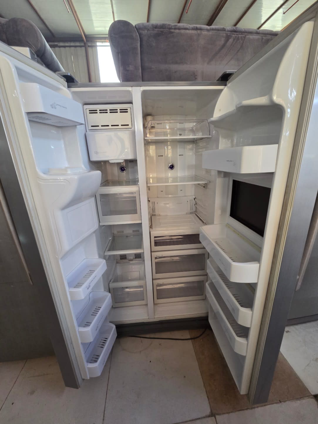 Side-by-Side Refrigerator with Water and Ice Dispenser 3