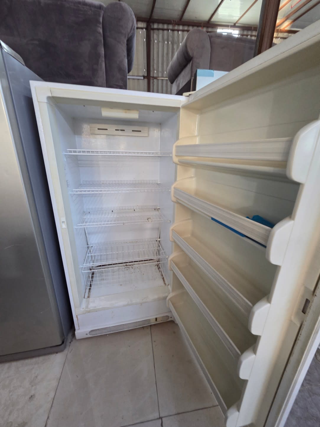Single-Door Upright Refrigerator 3