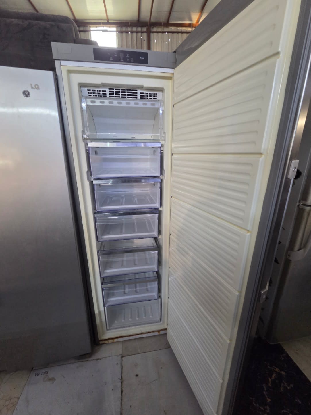 Single-Door Upright Freezer 3