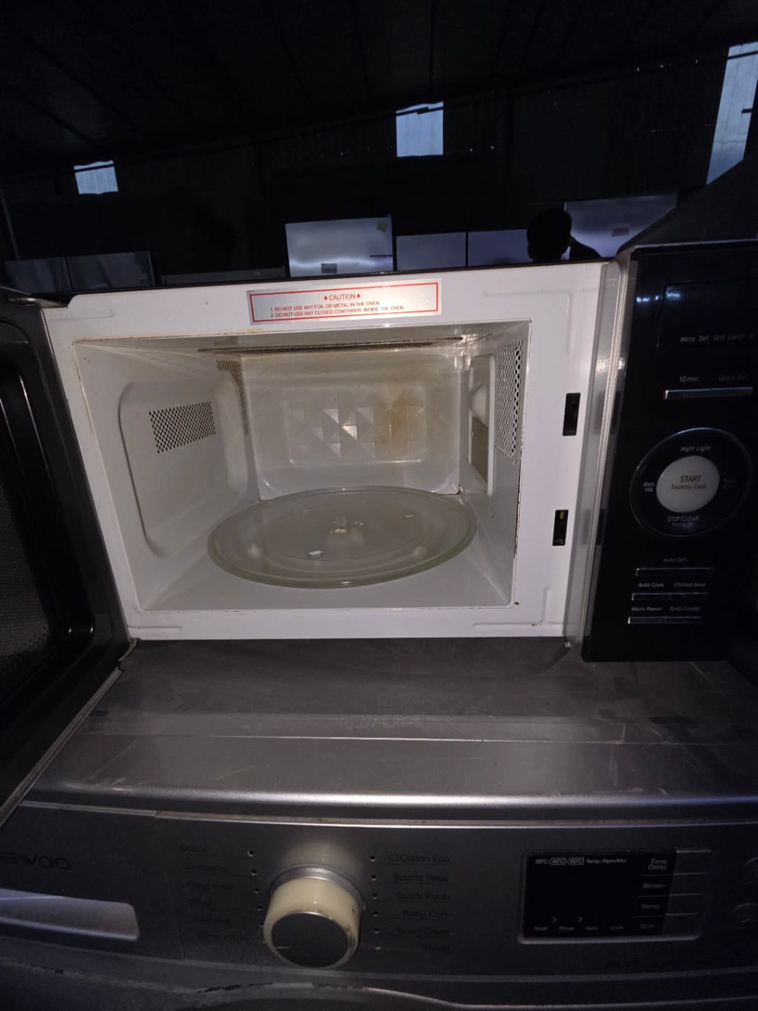 Microwave Oven with Grill 3