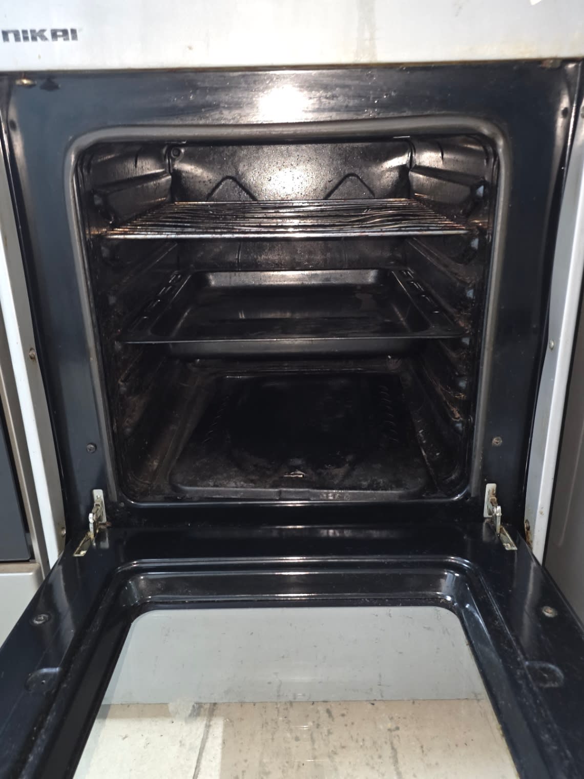 4-Burner Gas Cooker with Oven 3