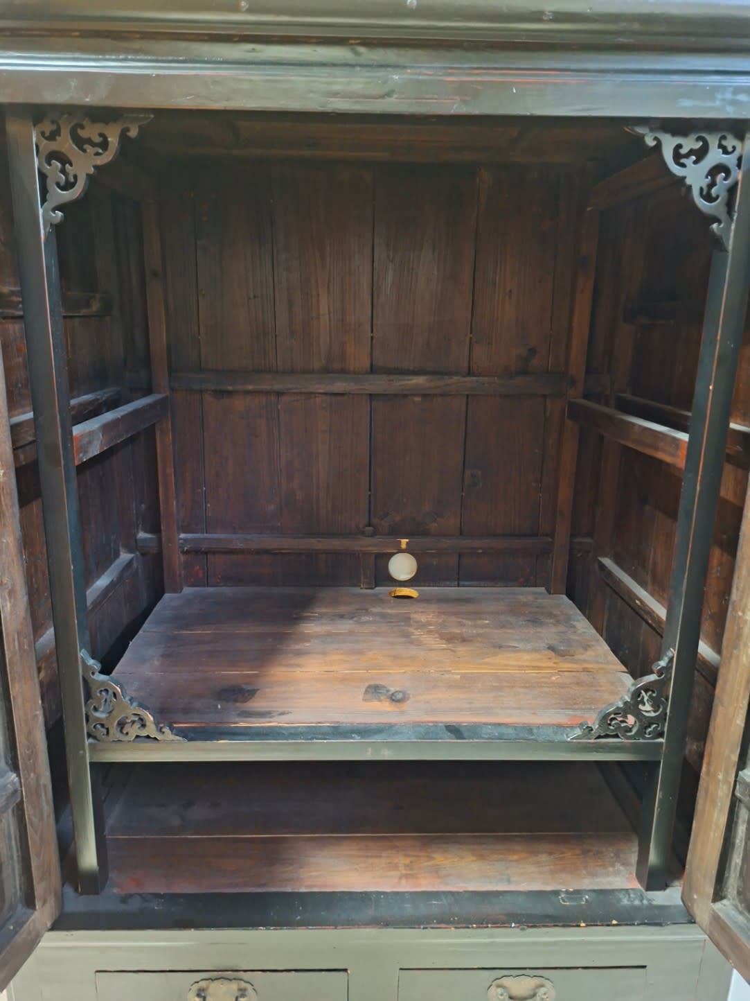 Chinese Antique-Style Wooden Cabinet 2