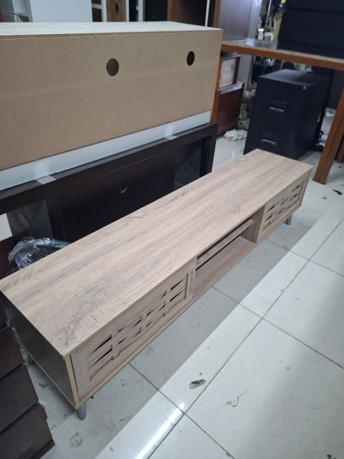 Used oak TV stand top surface and side view showing clean laminate finish at Bufaisal Ajman