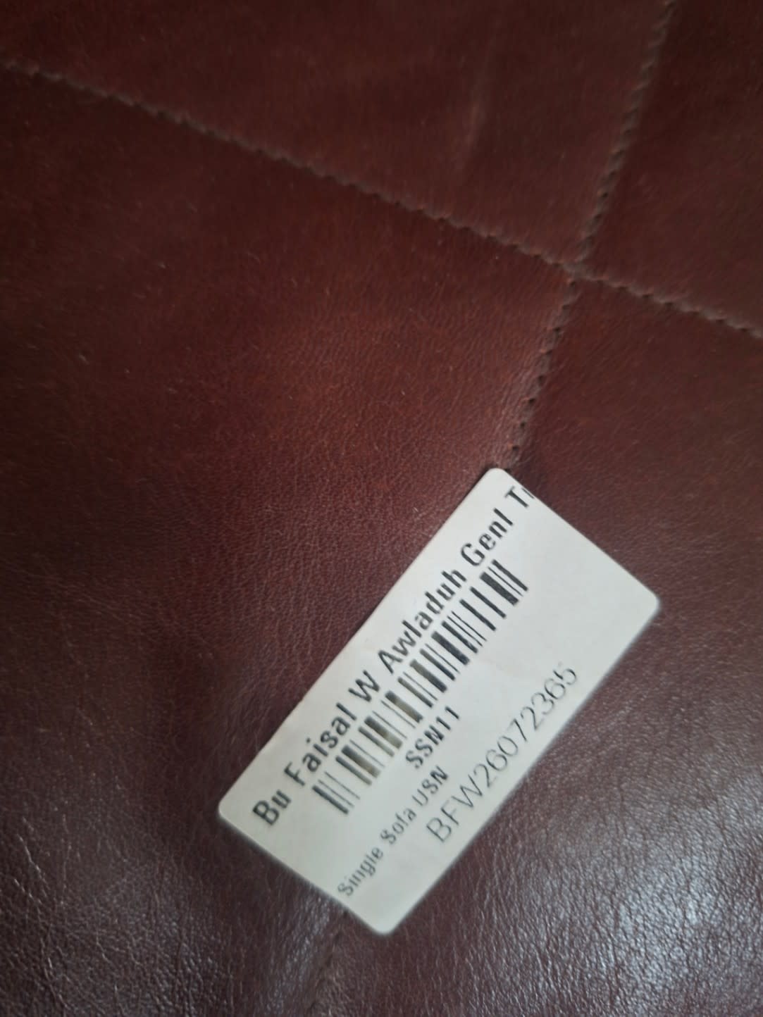 Bufaisal barcode label BFW26072365 for used 2-seater burgundy leather sofa