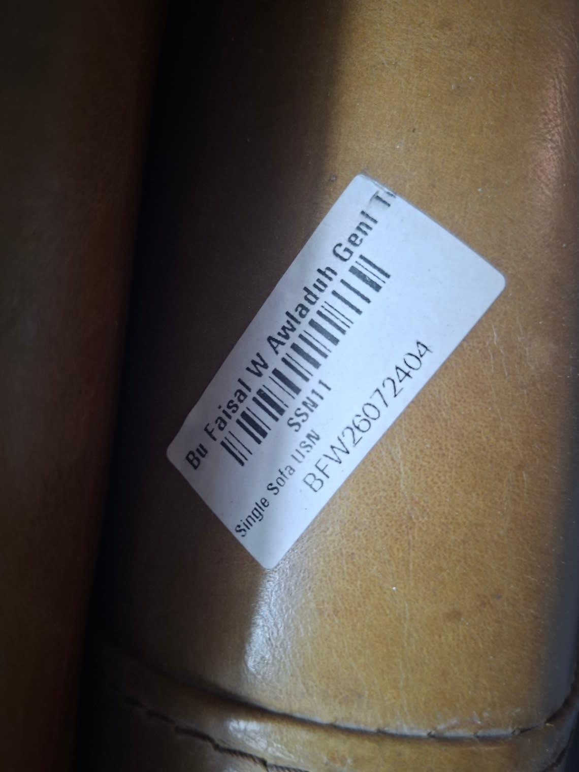 Bufaisal barcode label BFW26072404 for used 2-seater tan leather sofa