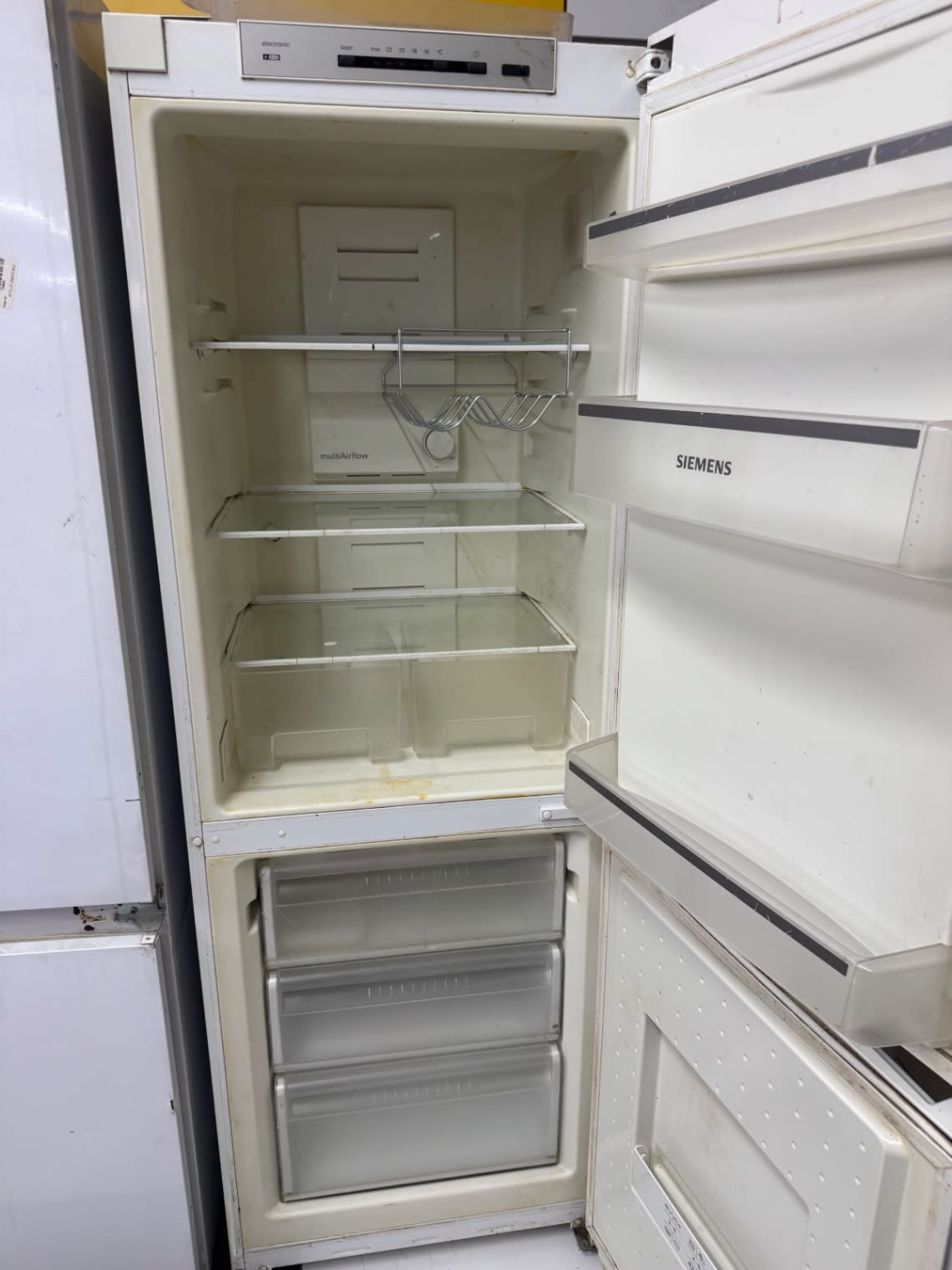 Bottom-Freezer Refrigerator noFrost 3