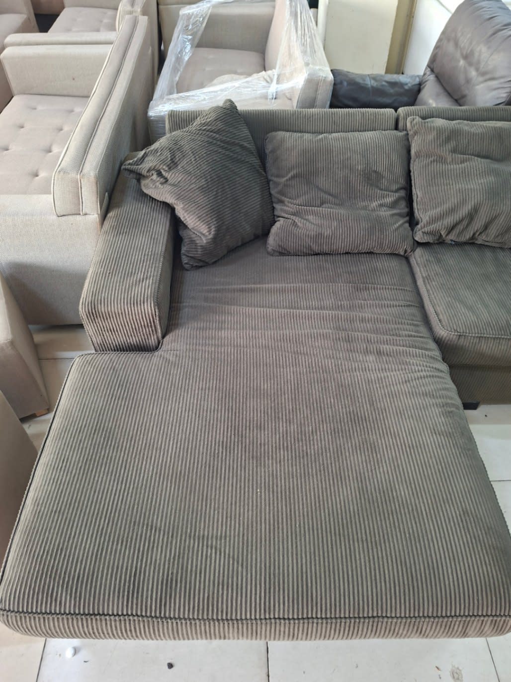 L-Shape Sectional Sofa with Chaise 3
