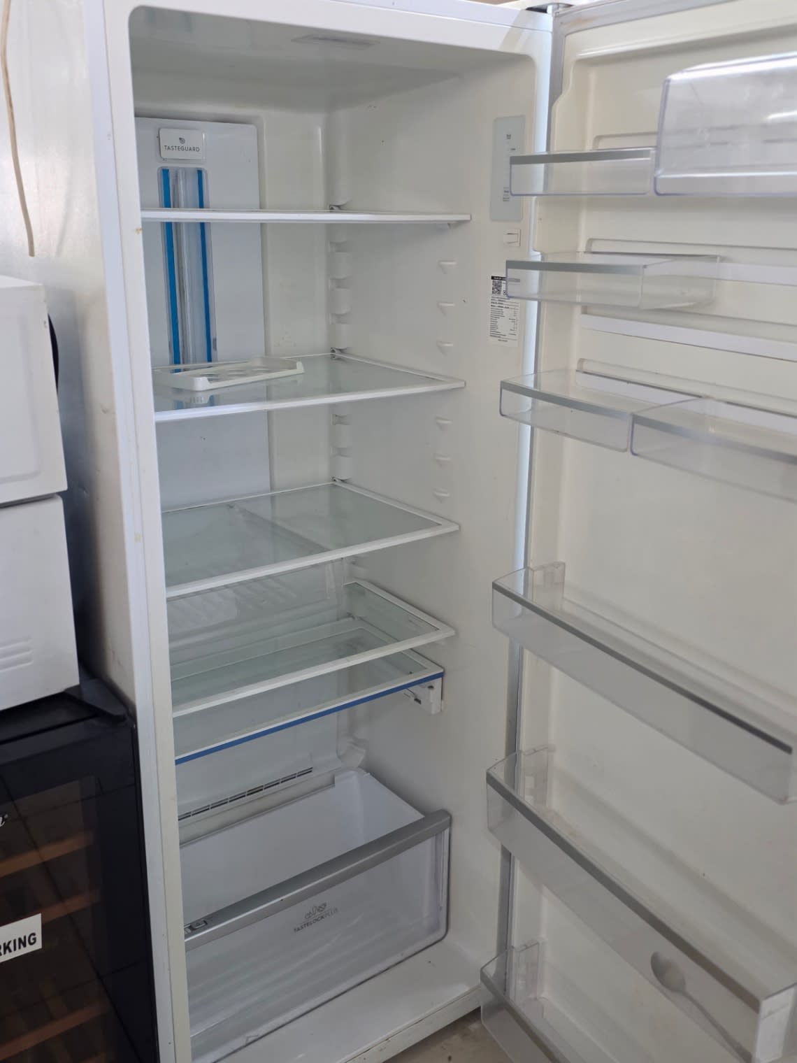 Single-Door Upright Refrigerator 3