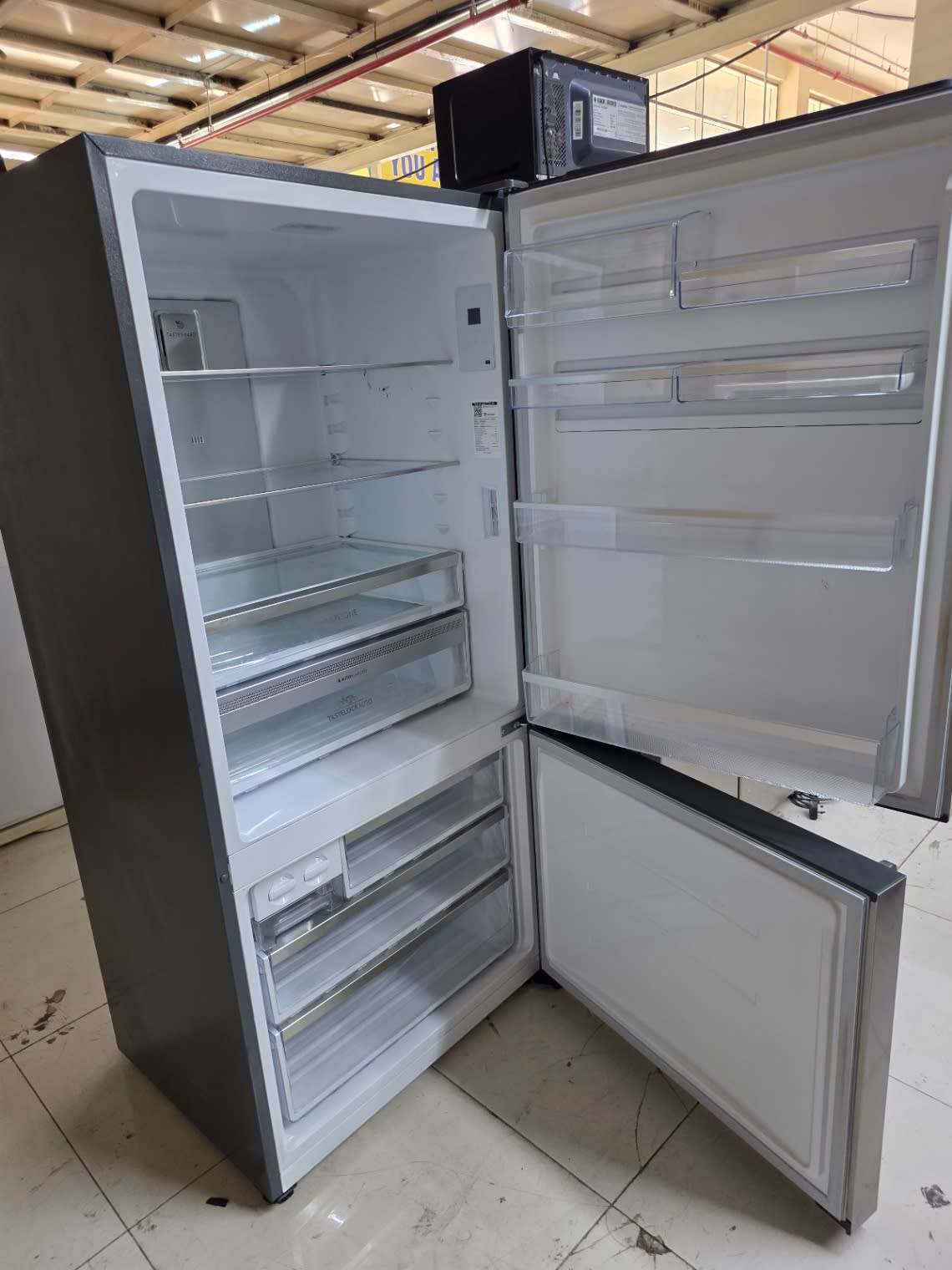 Bottom-Freezer Refrigerator 3