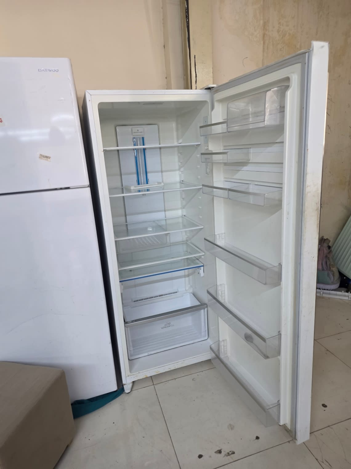 Single-Door Upright Refrigerator 3